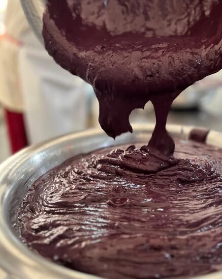 Açaí grosso sendo despejado na bacia, batido na hora