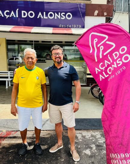 Seu Alonso, fundador, ao lado de Paulo Lobato na frente da loja