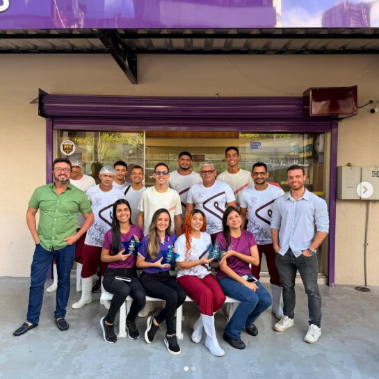 Equipe do Açaí do Alonso reunida na frente da loja