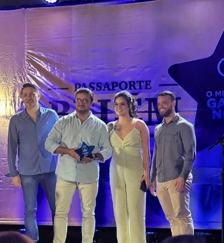 Hugo, Paulo e Ana Paula recebendo o Troféu Estrela Azul